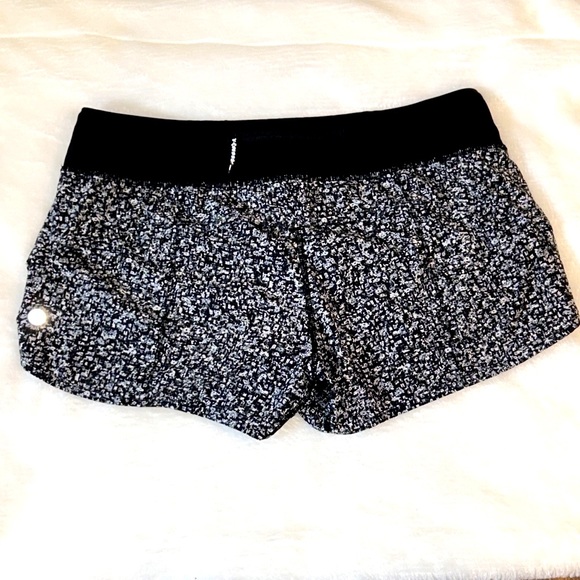 Lululemon Floral Speed Up Shorts! 2.5” Low Rise! EUC! Size 8! - Picture 2 of 5